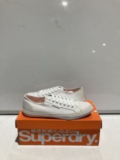 FOOTWEAR ITEMS TO INCLUDE SUPER LOW PRO SNEAKER UK 7