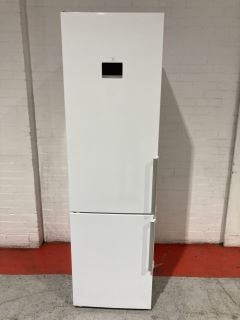 BOSCH SERIES 6 FREESTANDING 70/30 FRIDGE FREEZER IN WHITE MODEL: KGN39AWCTG RRP £899 (00330149)