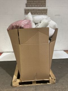 A PALLET OF PILLOWS TO INCLUDE HOTEL PLUSHED PILLOWS