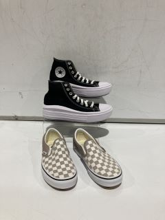 CONVERSE WOMEN'S TRAINERS IN BLACK / WHITE SIZE 6.5 TO INCLUDE VANS SLIP ON TRAINERS IN GREY SIZE 4.5