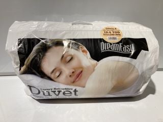 1 BOX OF ITEMS TO INCLUDE DREAMEASY LUXURY HOLLOWFIBRE DUVET SINGLE 135CM X 200CM 10.5 TOG POLYESTER COVER AND POLYESTER FILLING