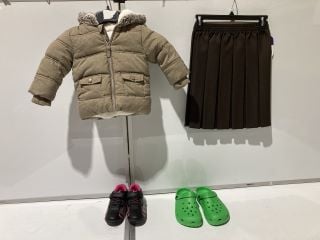 1 BOX OF ITEMS TO INCLUDE CHILDRENS CLOTHES FUR LINED HOODED JACKET POLYESTER OUTING 9-12 MONTHS