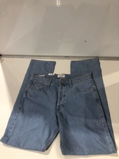 1 BOX OF ITEMS TO INCLUDE JACK & JONES  JEANS INTELLIGENCE RELAXED/CHRIS BLUE JEANS  SIZE W32 L34