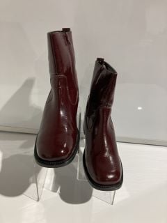 1 X PAIR OF RIVER ISLAND RED WET LOOK ANKLE BOOTS SIZE 7 RRP £100