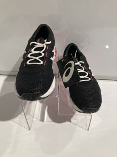 1 X PAIR OF ASICS TRAINERS BLACK, WHITE & PINK SIZE 5 RRP £100