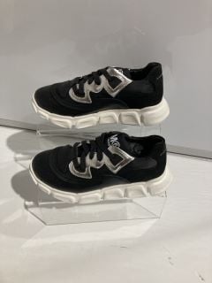 1 BOX OF PREMIUM DESIGNER APPAREL 1 X PR OF CHILDS MAISON MARGIELA TRAINERS SIZE 33 RRP £199