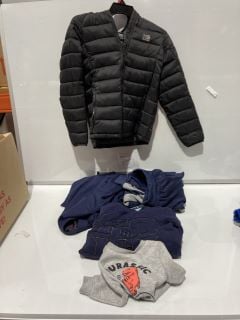 A BOX OF CLOTHING ITEMS TO INCLUDE KIDS KARRIMOR JACKET SIZE 13YR, NAVY BLUE SUIT JACKET