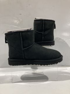 1 X SHOES TO INCLUDE UGG CLASSIC MINI BLACK SIZE UK 5 RRP £134.99