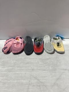 BOX OF ITEMS TO INCLUDE KIDS WATER SHOES GREY/YELLOW 14