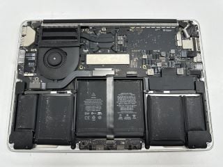 APPLE MACBOOK PRO (RETINA, 13-INCH, EARLY 2015) LAPTOP IN SILVER: MODEL NO A1502. 13.3." SCREEN (MAIN PCB REMOVED, SPARES OR REPAIRS) [JPTM126591]