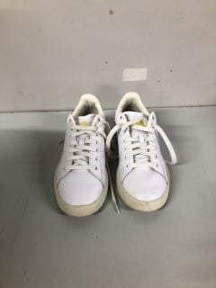 ADIDAS TENNIS WHITE SHOES - SIZE 5