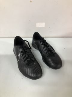 NIKE JR LEGEND 10 CLUB BLACK SHOES - SIZE 5