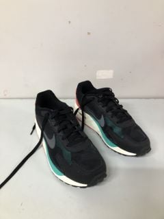 NIKE AIR MAX SOLO BLACK SHOES - SIZE 8