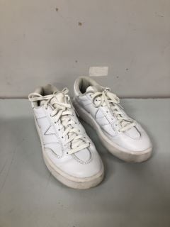 NEW BALANCE CREAM SHOES - SIZE 8