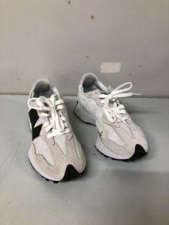 NEW BALANCE WHITE/BLACK SHOES - SIZE 5.5