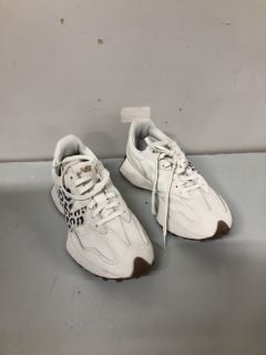 NEW BALANCE WHITE SHOES - SIZE 6