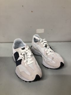 NEW BALANCE WHITE/BLACK SHOES - SIZE 6