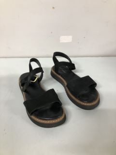 HUSH PUPPIES WOMAN'S CASSIE SANDALS - SIZE 6