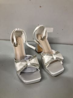 QUIZ CLOTHING WHITE SHOES - SIZE 6