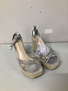 QUIZ CLOTHING SILVER SHOES - SIZE 6