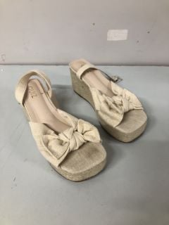 QUIZ CLOTHING CREAM SHOES - SIZE 6