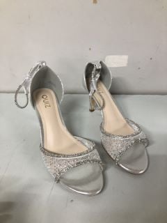 QUIZ CLOTHING SILVER SHOES - SIZE 6