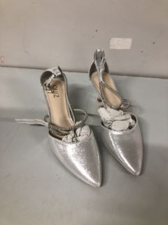 QUIZ CLOTHING SILVER SHOES - SIZE 5