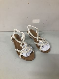 QUIZ CLOTHING WHITE SHOES - SIZE 5