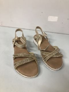 QUIZ CLOTHING GOLD SHOES - SIZE 4