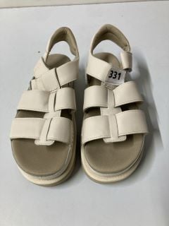 UGG BEIGE SANDALS - SIZE 7