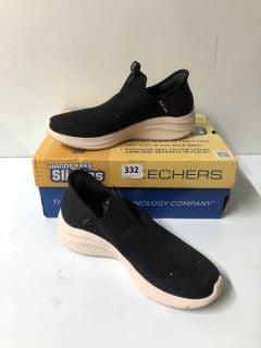 SKECHERS WOMAN'S BLACK SHOES - SIZE 6