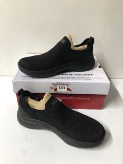 SKECHERS MEN'S BLACK SHOES - SIZE 9