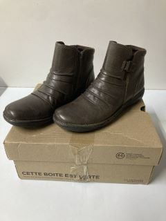 CLARKS UN LOOP TOP BOOTS - BROWN - SIZE: 5