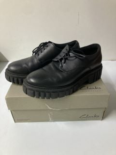 CLARKS PAGE WALK BROGUE SHOES - BLACK LEATHER - SIZE:6