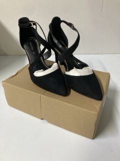 EVERYDAY BLACK HEELED SHOES - SIZE: 6