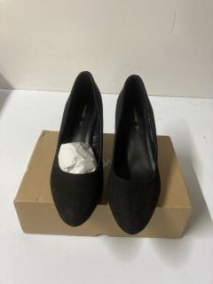 EVERYDAY BLACK HEELED SHOES - SIZE: 7EE