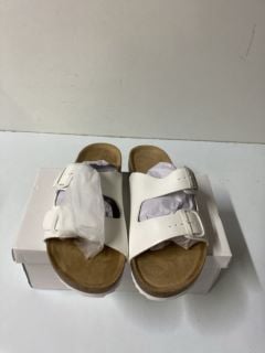 WHITE BUCKEL FLAT SANDALS - SIZE: 5