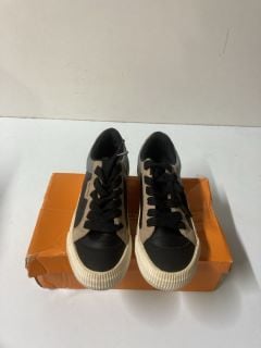 ROCKET DOG BLACK COMBO TRAINERS - SIZE: 6