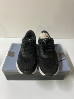 NIKE QUEST 3 SHIELD TRAINERS - SIZE: 12