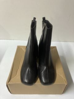 V BY VERY BLACK HEELED BOOTS - SIZE: 6