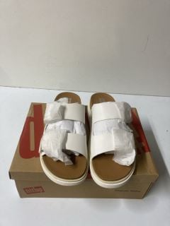 FITFLOP GEN-FF BUCKEL TWO-BAR LEATHER SLIDERS - SIZE: 8