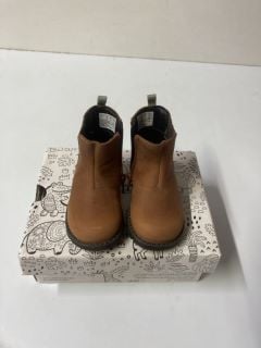 CLARKS HEATH TRALL CHILDREN'S BOOTS - BROWN - SIZE: 4