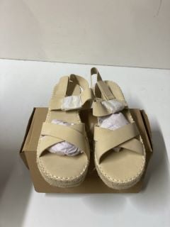 EVERYDAY CREAM SHOES - SIZE 9E