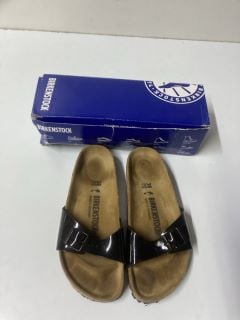 BIRKINSTOCK MADRID BS BLACK PATENT SANDALS - SIZE 5