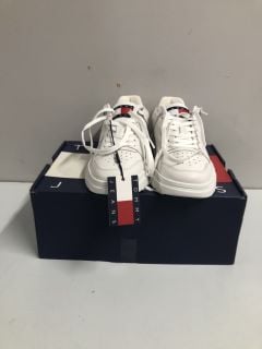 TOMMY HILFIGER THE BROOKLYN LEATHER TRAINERS - WHITE - SIZE: 6