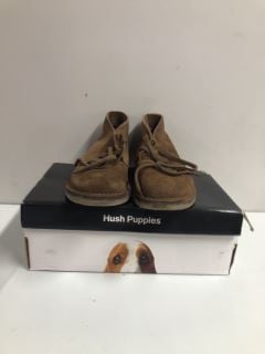 HUSH PUPPIES SAMUEL SUEDE BOOTS - TAN - SIZE:9 - RRP.£75