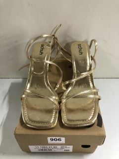 SCHUH SULLY STRAPPY BLOCK GOLD HEEL SHOES - SIZE 6