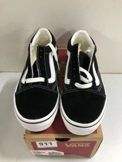 VANS OLD SKOOL BLACK SHOES - SIZE 2