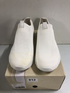 ELLESPORT WHITE SHOES - SIZE 5E