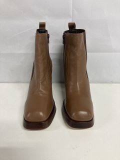 VERY TAN SHOES - SIZE 7